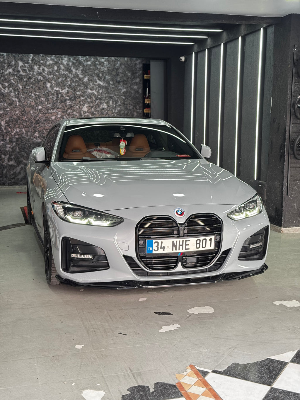BMW G22 G23 parlak siyah Aero Body Kit marşpiyel ekleri