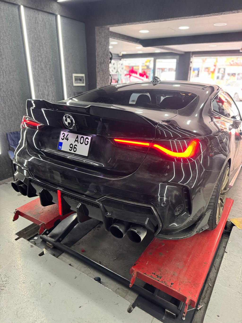 BMW G22 G82 2020+ Maxton Style bagaj spoyleri uygulama görünümü