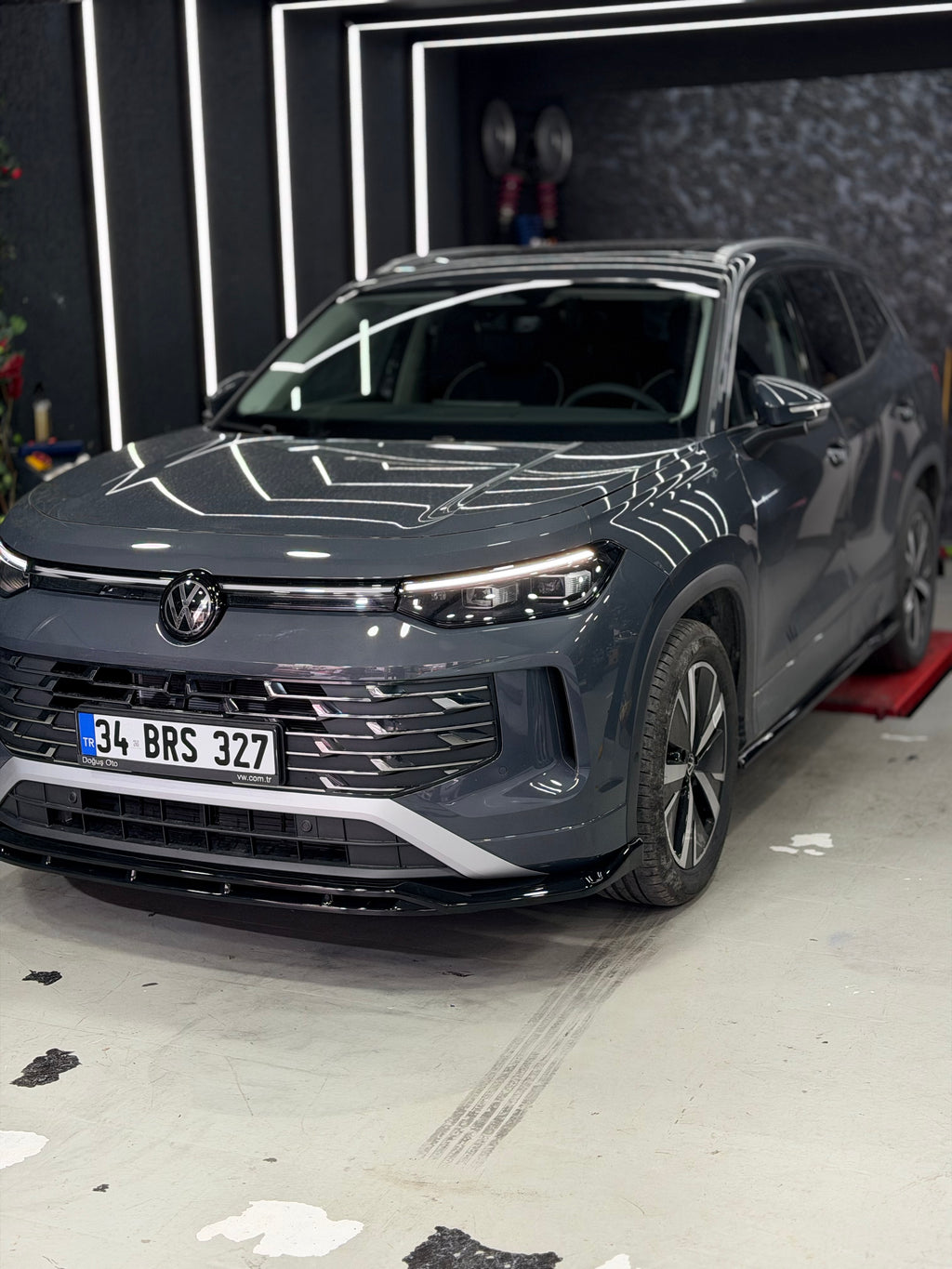 Volkswagen Tayron 2025 ve sonrası parlak siyah ön tampon alt eki - HY TUNING görsel 9