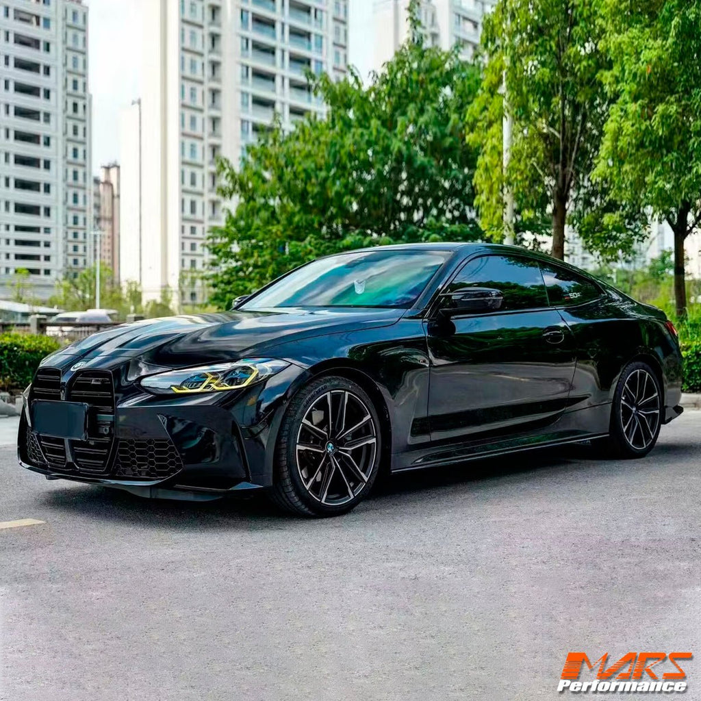 BMW G22 Coupe üzerinde M4 G82 Style ön tampon ve panjur, siyah araç önden açı