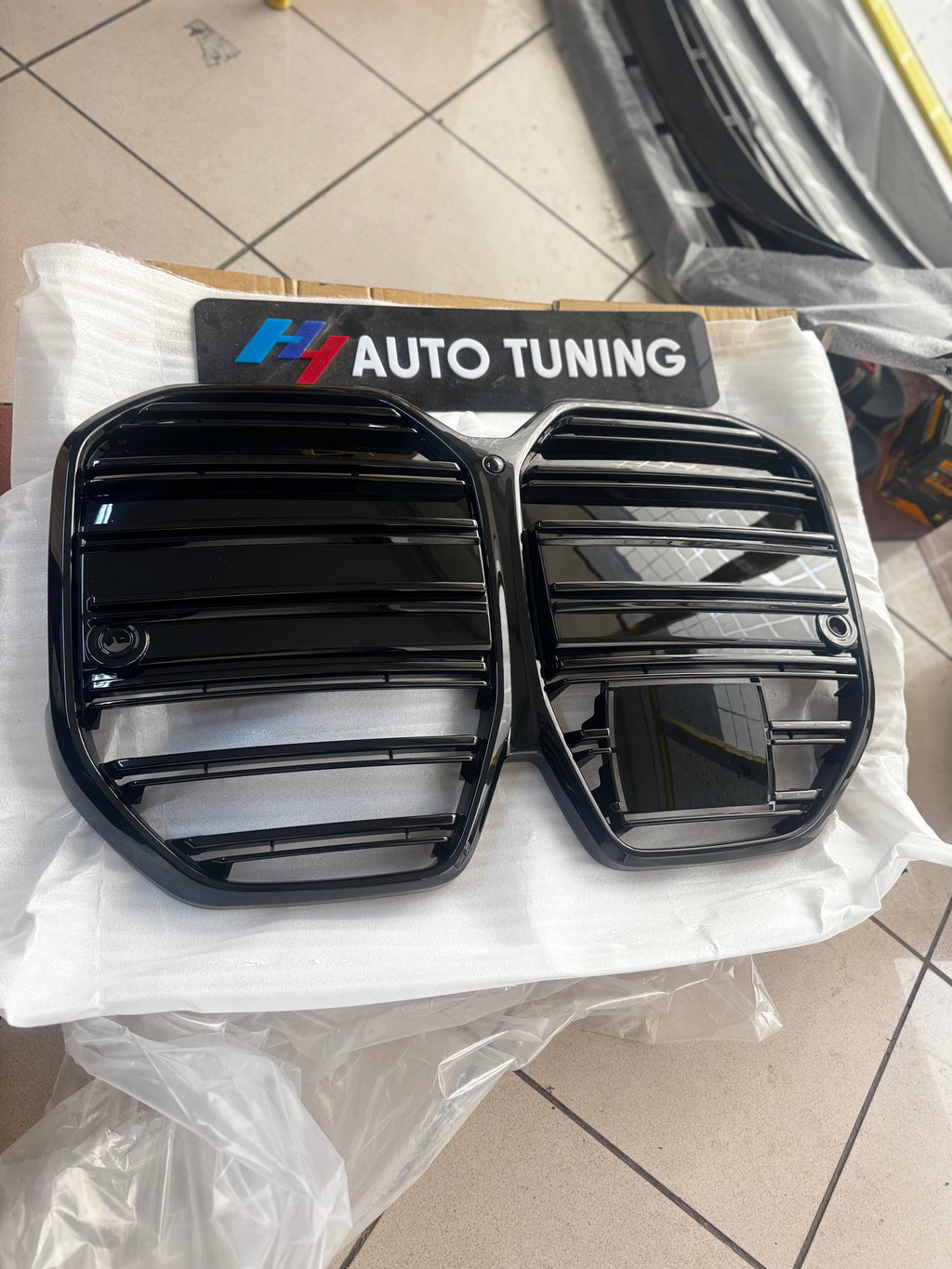 BMW i4 G26 Piano Black M4 Style ön panjur detay görünümü