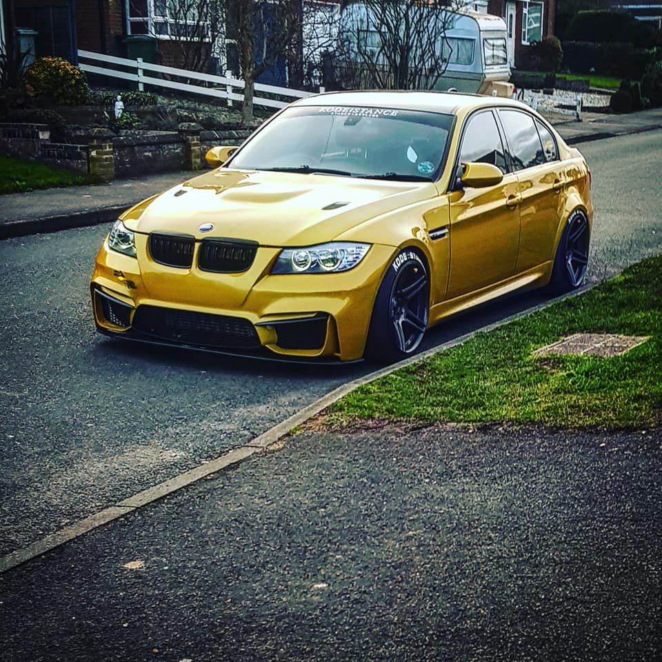 BMW E90 M4 Style komple ön tampon seti yan açı görünümü