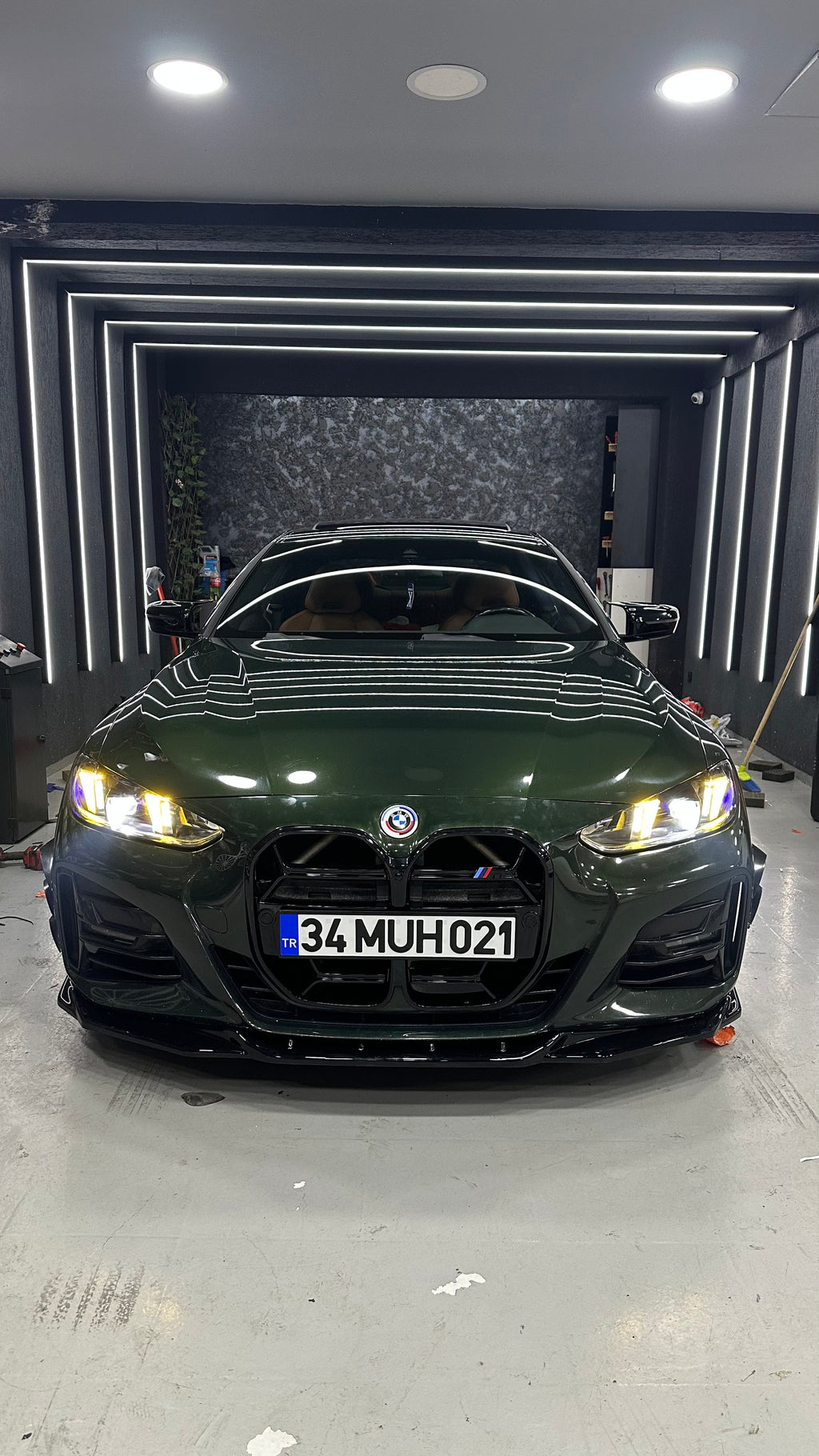 BMW G22 Coupe üzerinde M4 CSL Style panjur uygulaması, önden görünüm