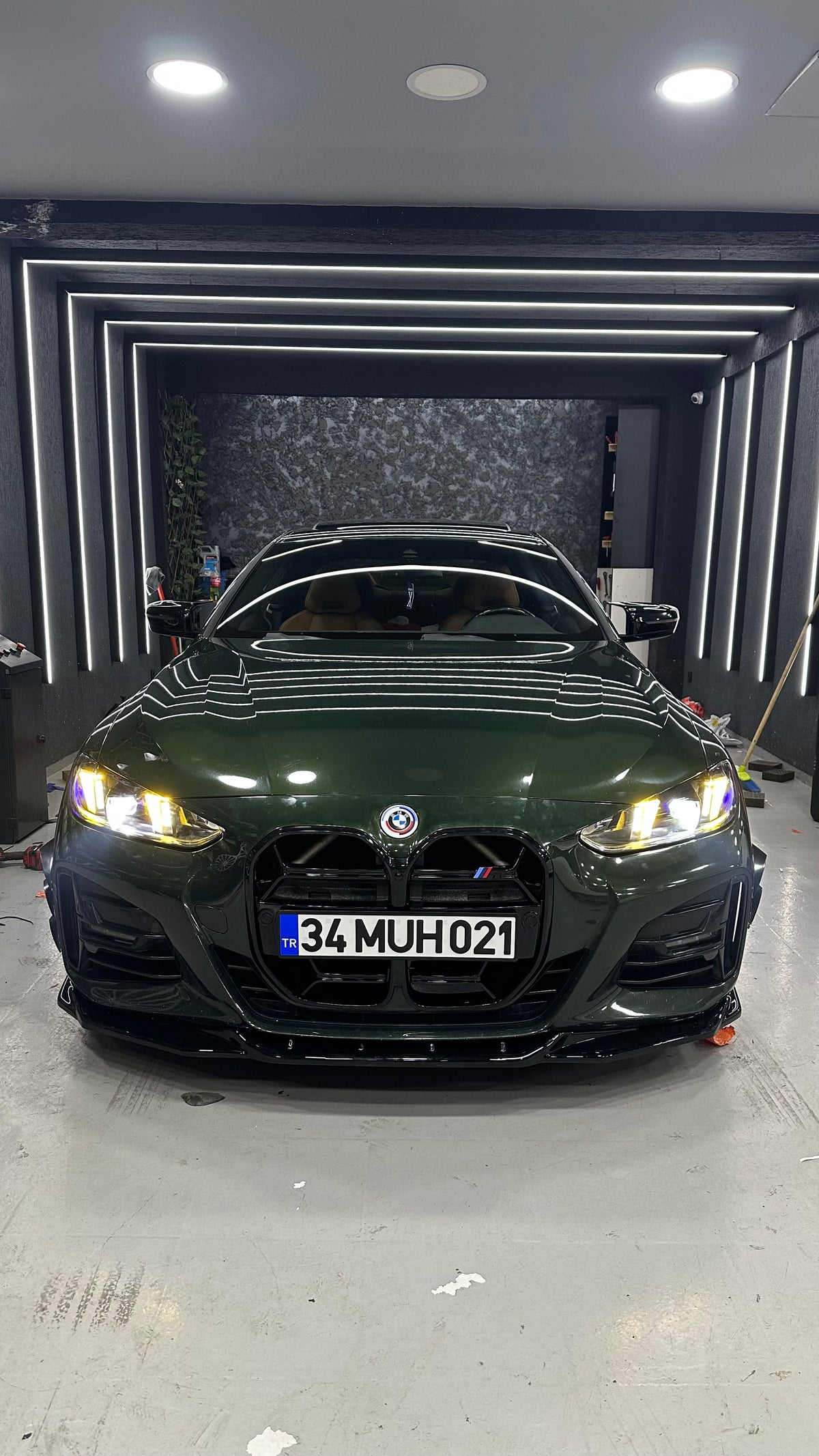 BMW G22 Coupe üzerinde M4 CSL Style panjur uygulaması, önden görünüm