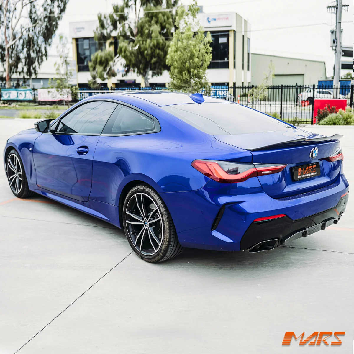 BMW G22 Coupe üzerinde karbon görünümlü arka difüzör, geniş sol arka görünüm
