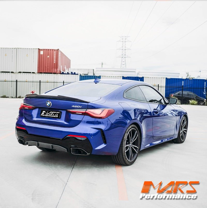 BMW G22 Coupe üzerinde PSM Style karbon görünümlü spoyler, sağ arka açı