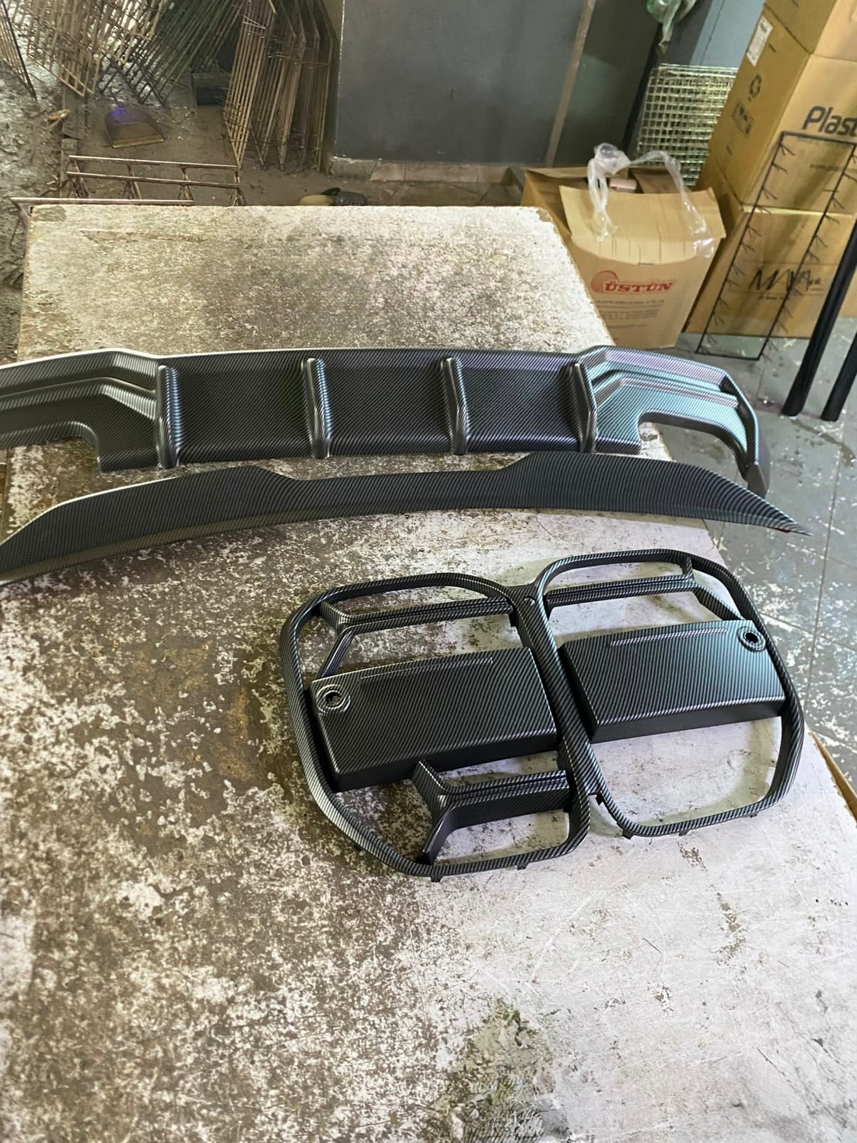 BMW G22 Coupe karbon görünümlü M4 CSL Style panjur, M4 Style arka difüzör ve bagaj spoyleri seti parçaları
