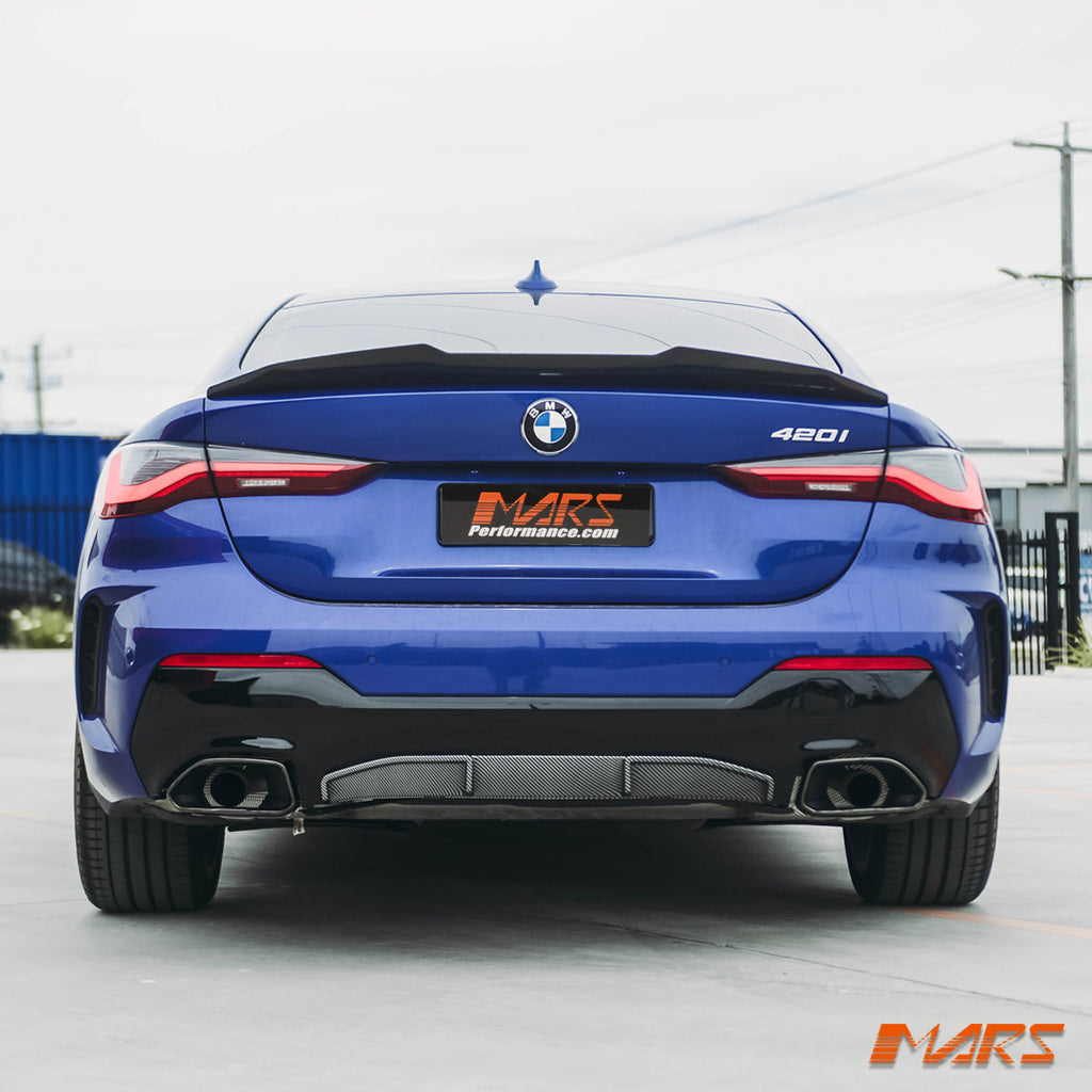 BMW G22 Coupe karbon görünümlü arka difüzör, doğrudan arkadan araç görünümü