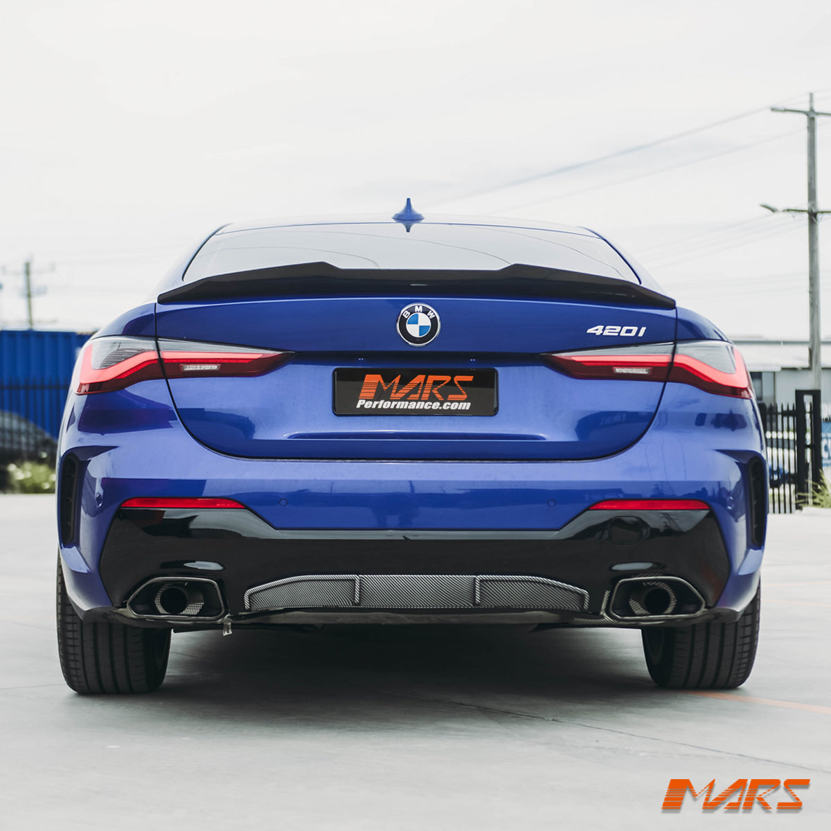 BMW G22 Coupe karbon görünümlü arka difüzör, doğrudan arkadan araç görünümü