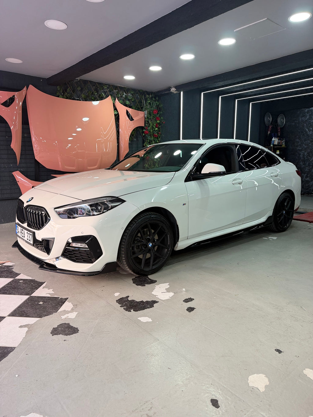 BMW F40 F44 F70 F74 parlak siyah marşpiyel alt eki yan görünüm