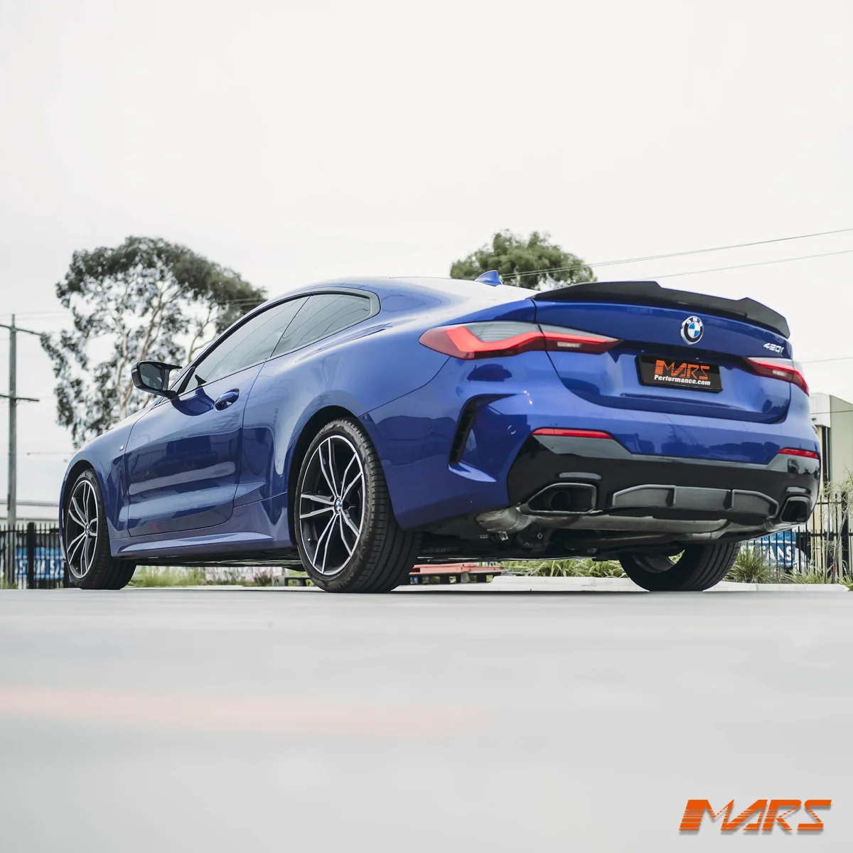 BMW G22 Coupe üzerinde M440i Performance Style arka difüzör, sol arka açı