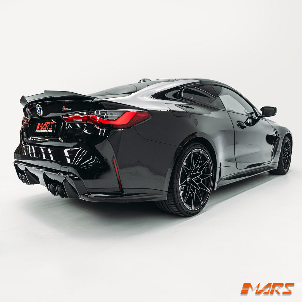 BMW M4 G82 üzerinde PSM Style spoyler, sağ arka açıdan yükseltilmiş form