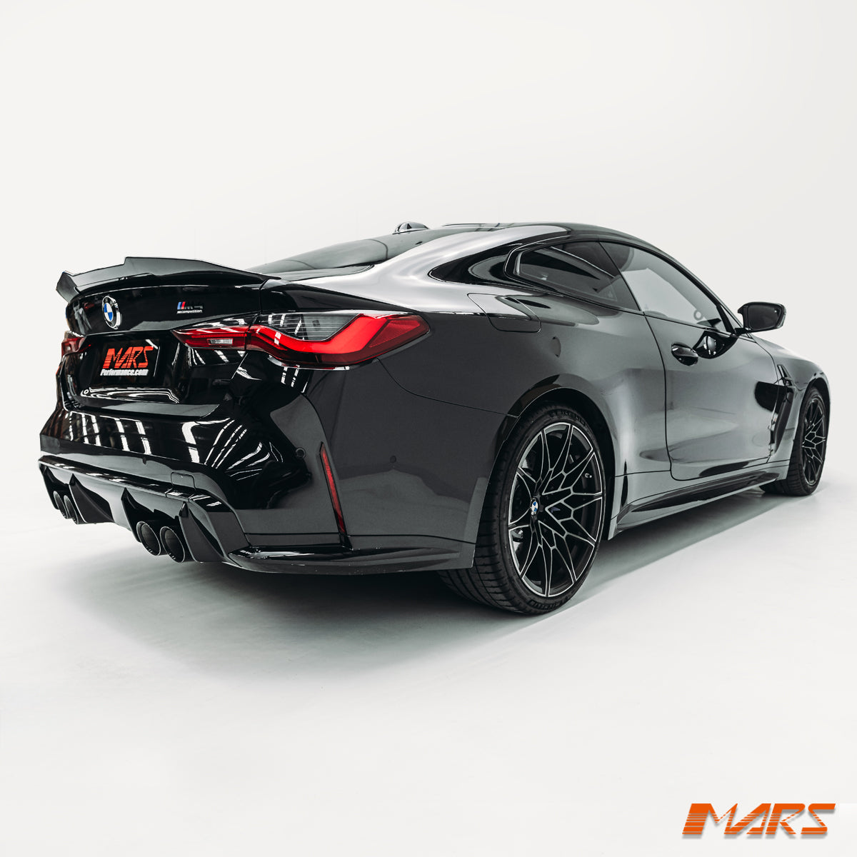 BMW M4 G82 üzerinde PSM Style spoyler, sağ arka açıdan yükseltilmiş form