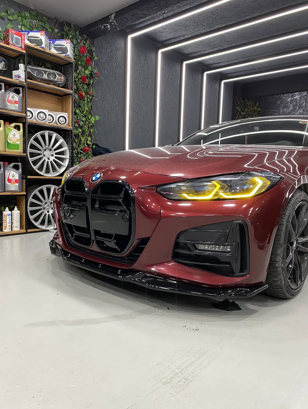 BMW G22 Coupe parlak siyah Aero Body Kit yan görünüm