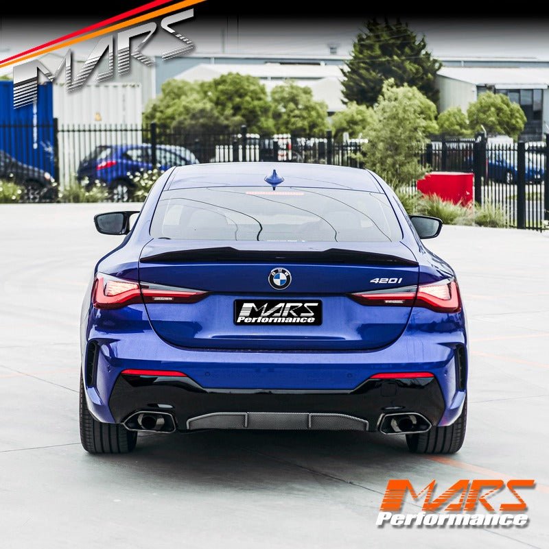 BMW G22 Coupe PSM Style bagaj spoyleri uygulaması, doğrudan arkadan araç görünümü