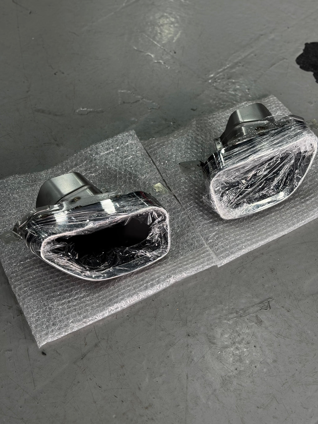 BMW G20 G22 G23 G26 340i 440i Style krom kare egzoz ucu seti, sağ ve sol parçaların önden açılı görünümü