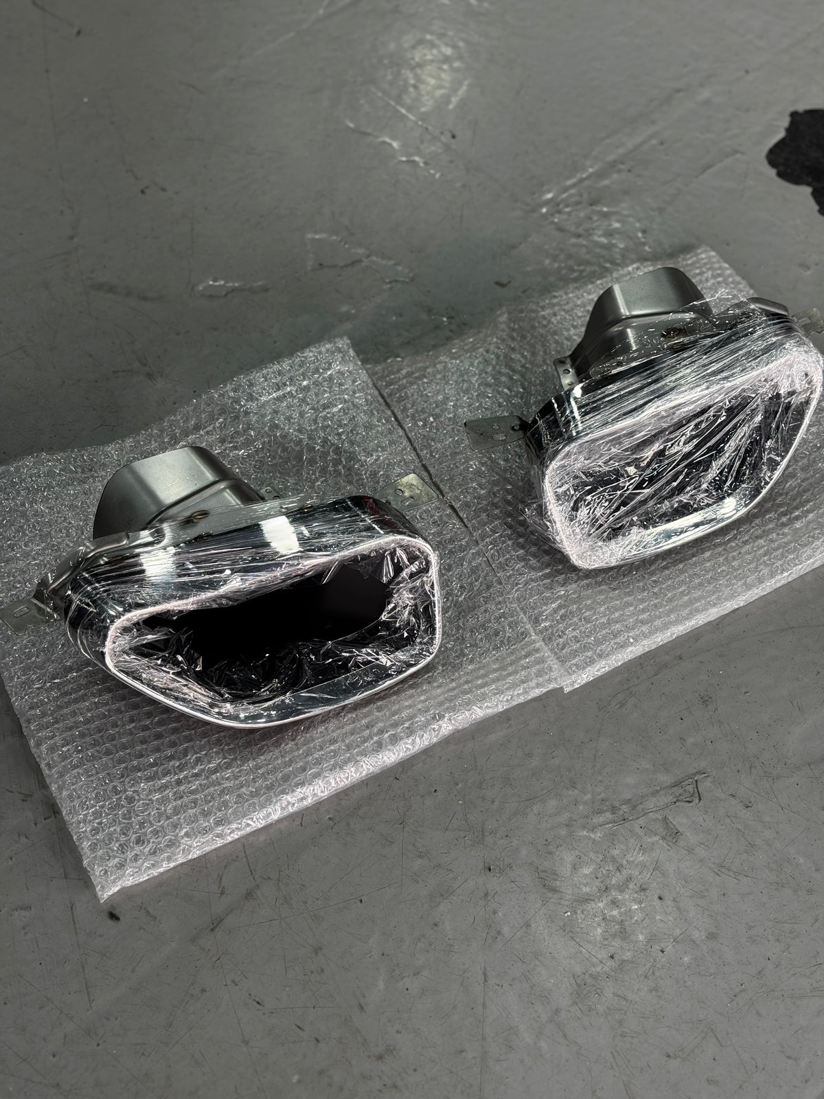 BMW G20 G22 G23 G26 340i 440i Style krom kare egzoz ucu seti, sağ ve sol parçaların önden açılı görünümü