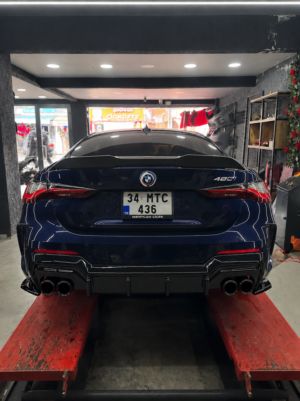 BMW G22 Coupe parlak siyah Body Kit arka görünüm