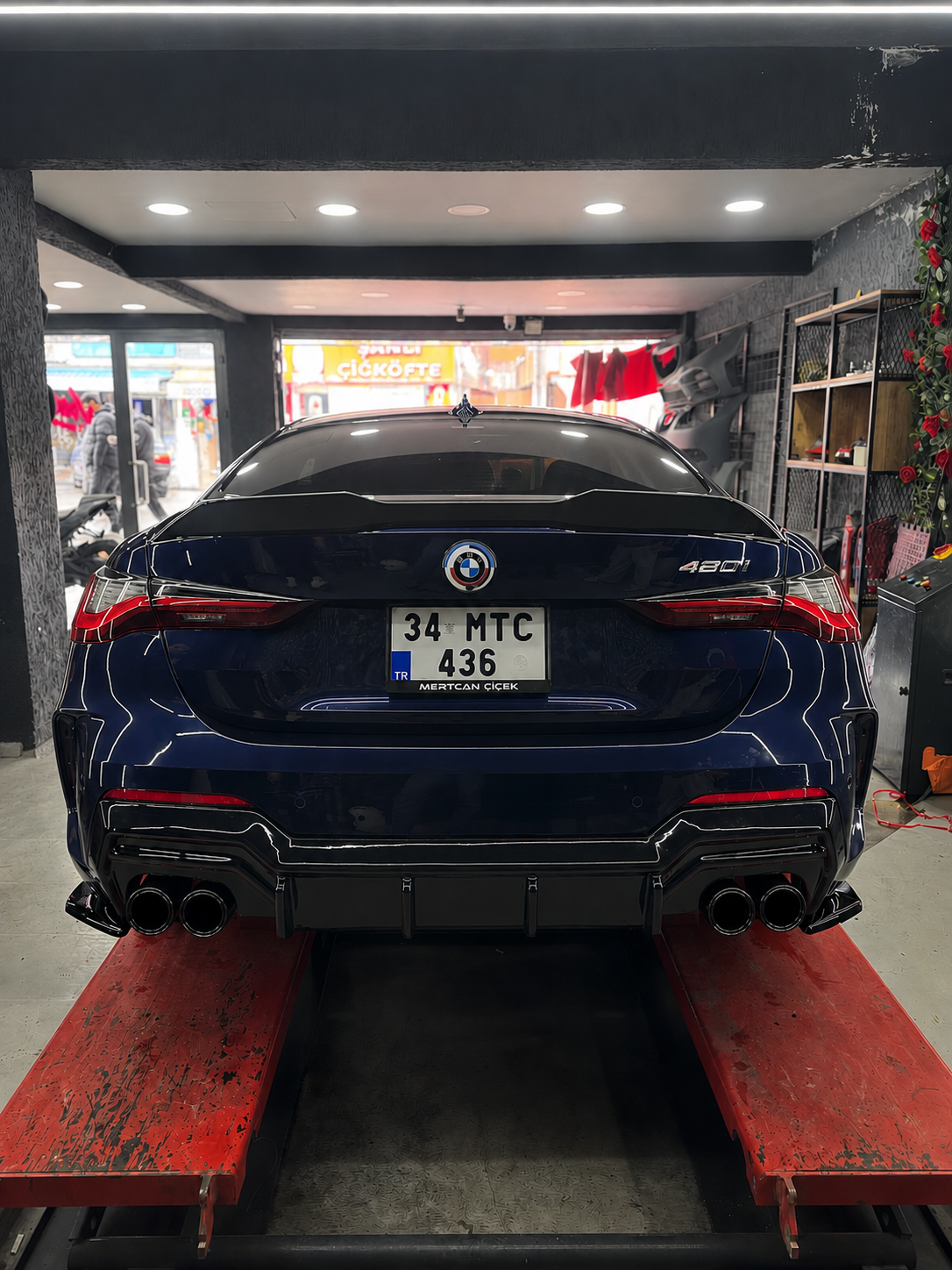 BMW G22 Coupe parlak siyah Body Kit arka görünüm