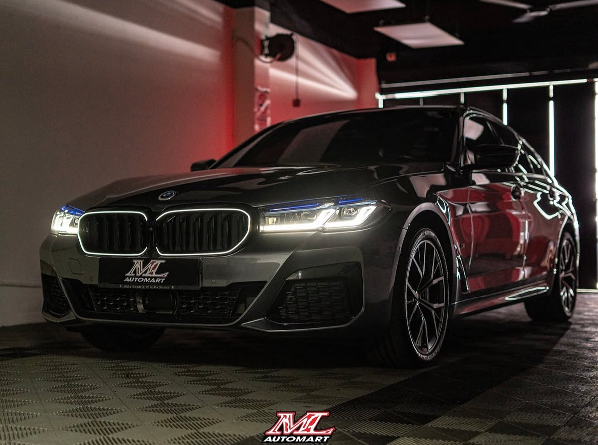 BMW G30 LCI beyaz LED'li parlak siyah panjur yakın plan detay