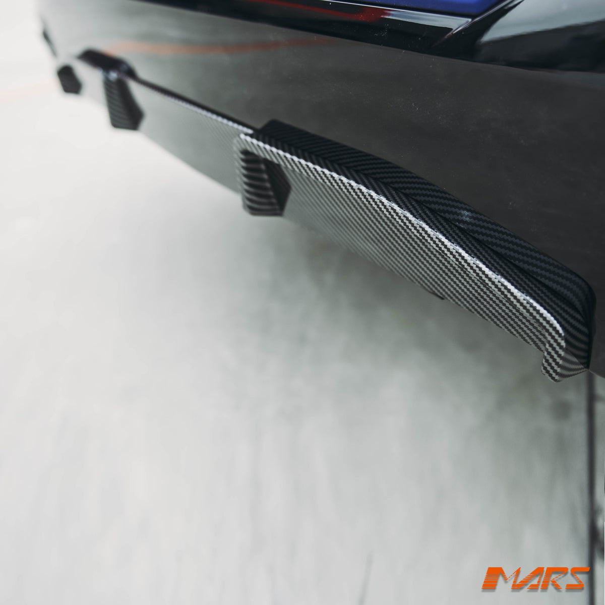 M440i Performance Style arka difüzörün karbon desenli orta kanatları, yakın detay