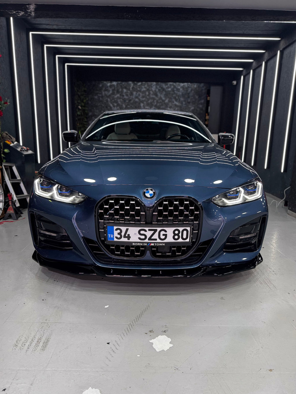 BMW G26 i4 parlak siyah M Sport Ön Tampon Eki uygulama görünümü
