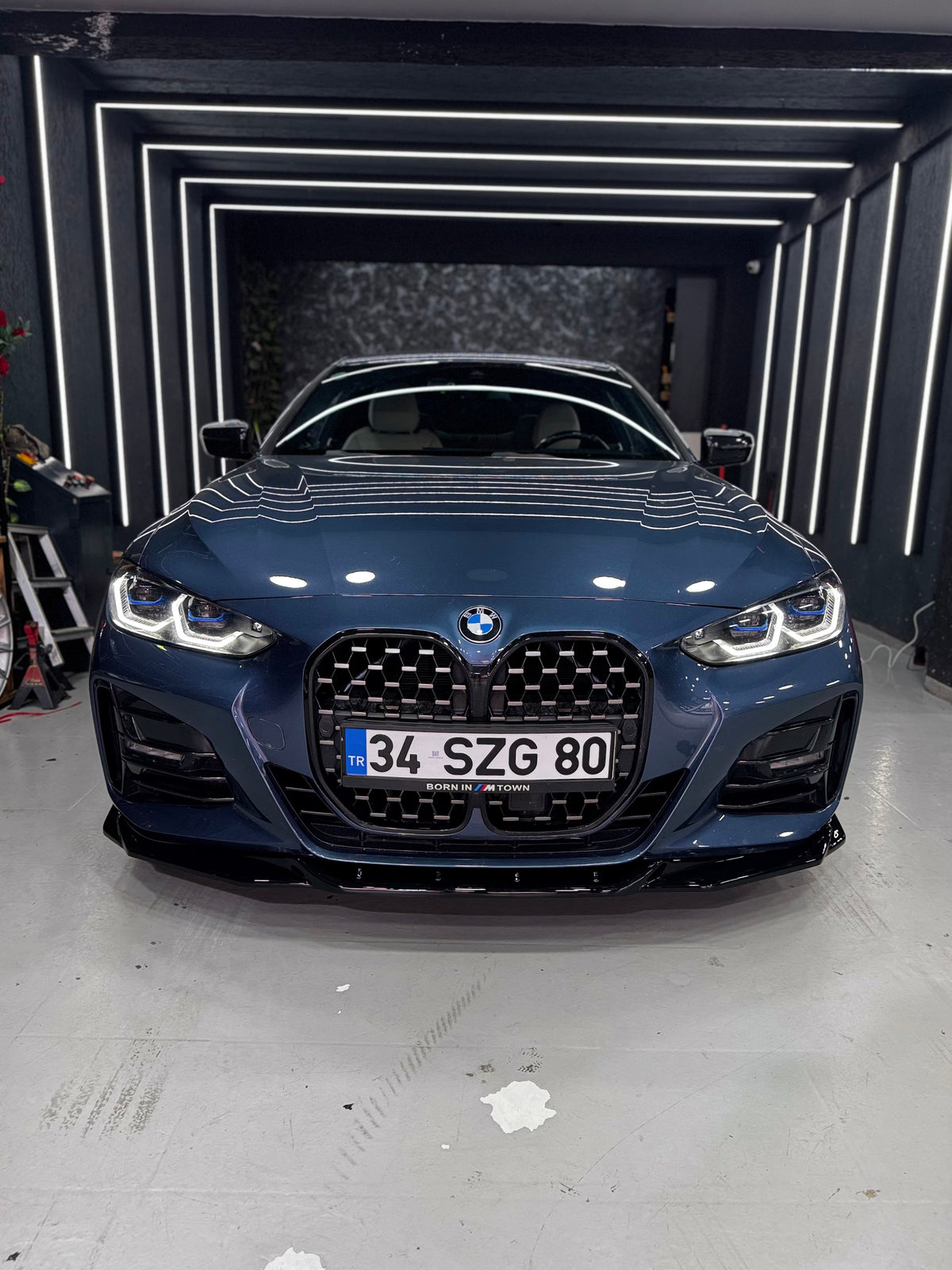 BMW G26 i4 parlak siyah M Sport Ön Tampon Eki uygulama görünümü