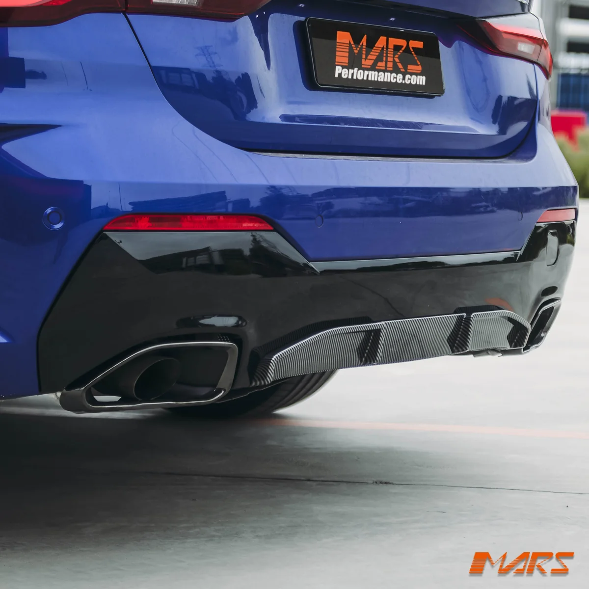 BMW G22 arka tamponunda M440i Performance Style difüzör ve egzoz çevresi yakın görünüm
