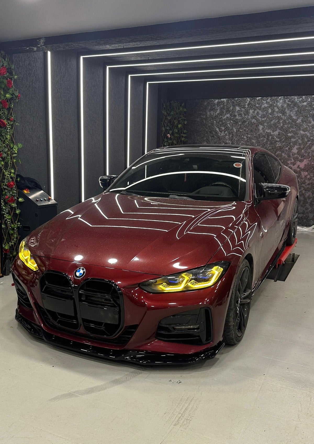 BMW G22 Aero Body Kit ön yan görünüm M4 CSL panjurlu