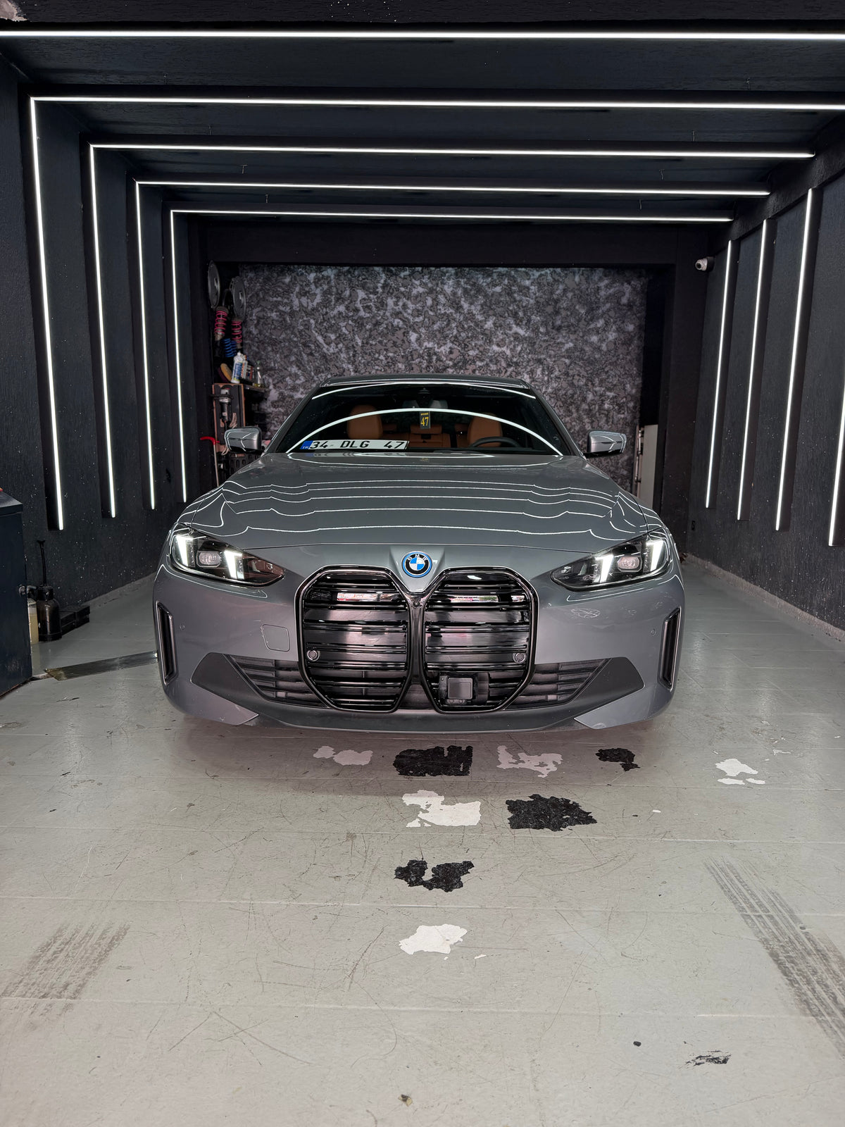 BMW i4 G26 M4 Style Piano Black ön panjur ön görünüm