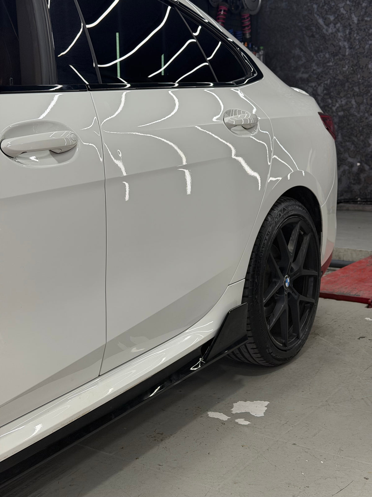 BMW M Performance Style marşpiyel alt eki arka yükseltilmiş form detayı