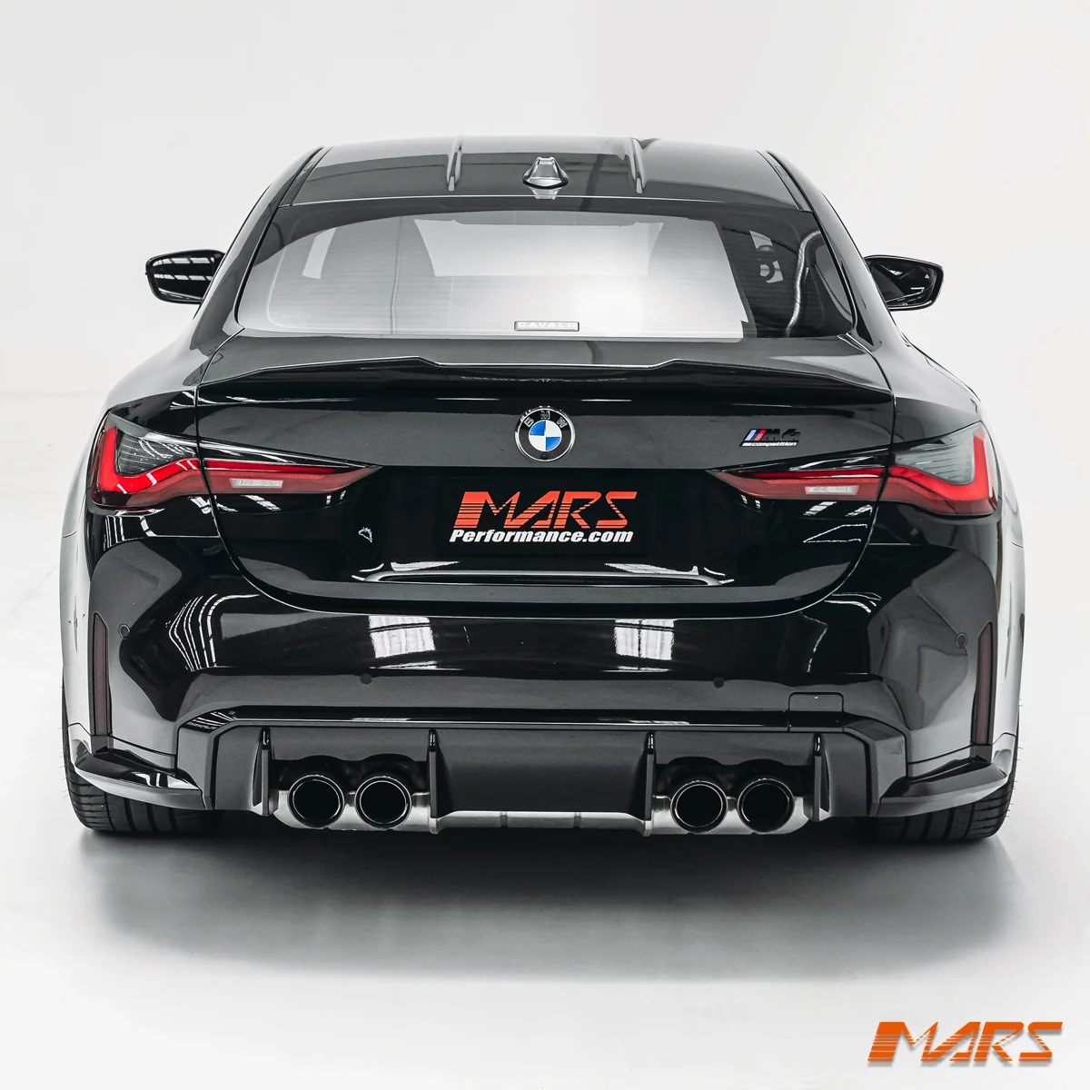 BMW M4 G82 üzerinde PSM Style bagaj spoyleri, doğrudan arkadan görünüm