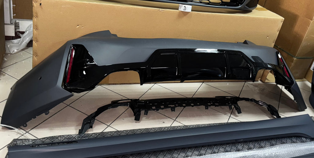 BMW G20 LCI M Sport arka tampon ve parlak siyah difüzör