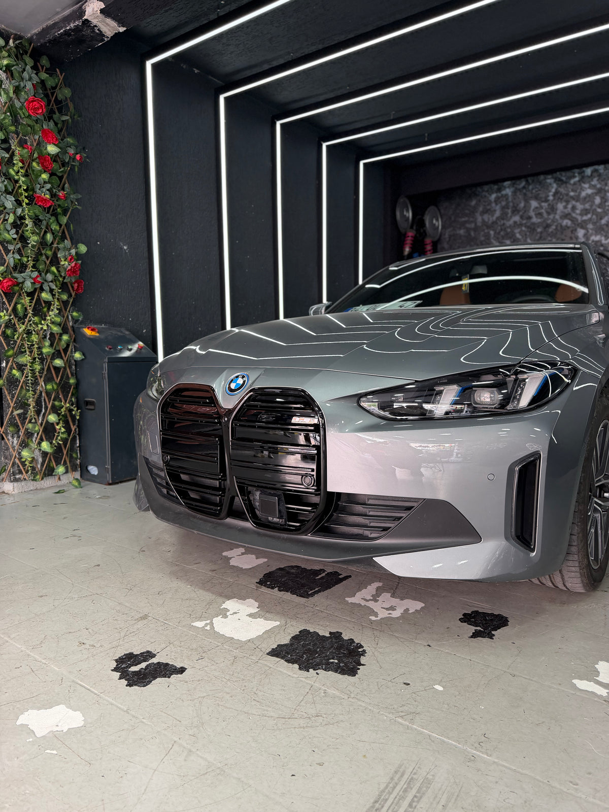 BMW i4 G26 M4 Style Piano Black panjur yakın görünüm