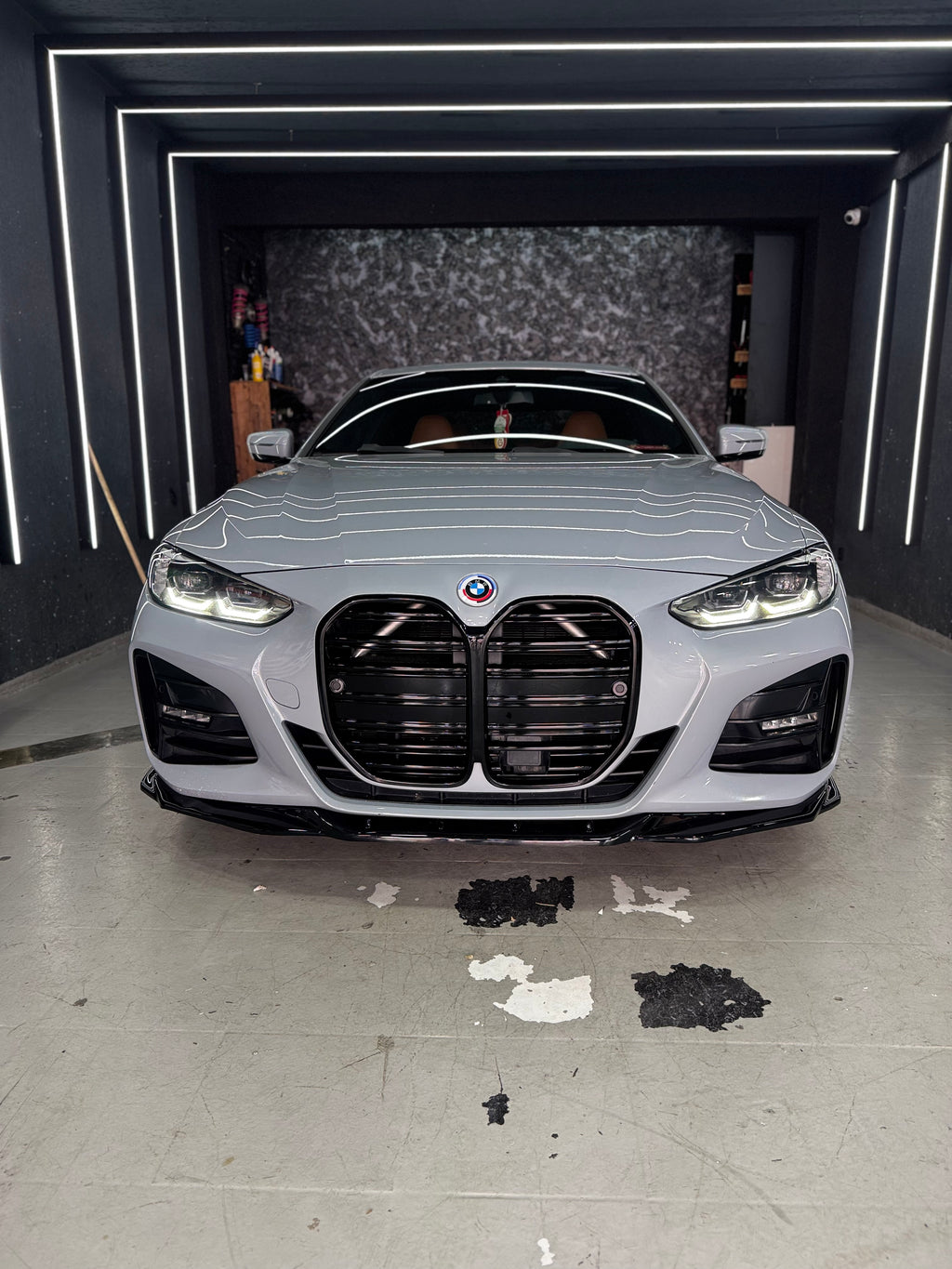 BMW G23 Cabrio 2020+ parlak siyah Aero Body Kit ön görünüm