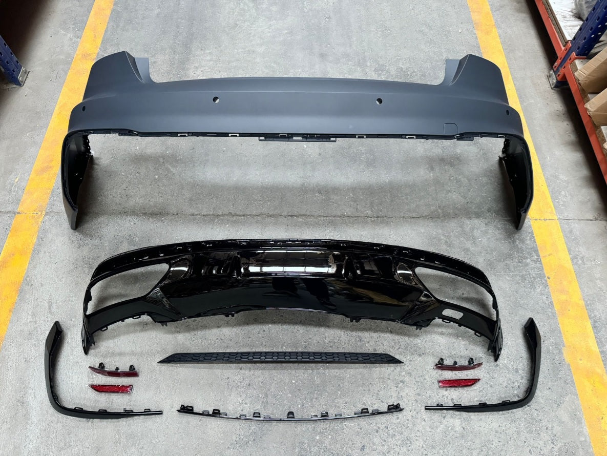 Audi A4 2020+ S-Line Siyah Çıtalı Arka Tampon Seti