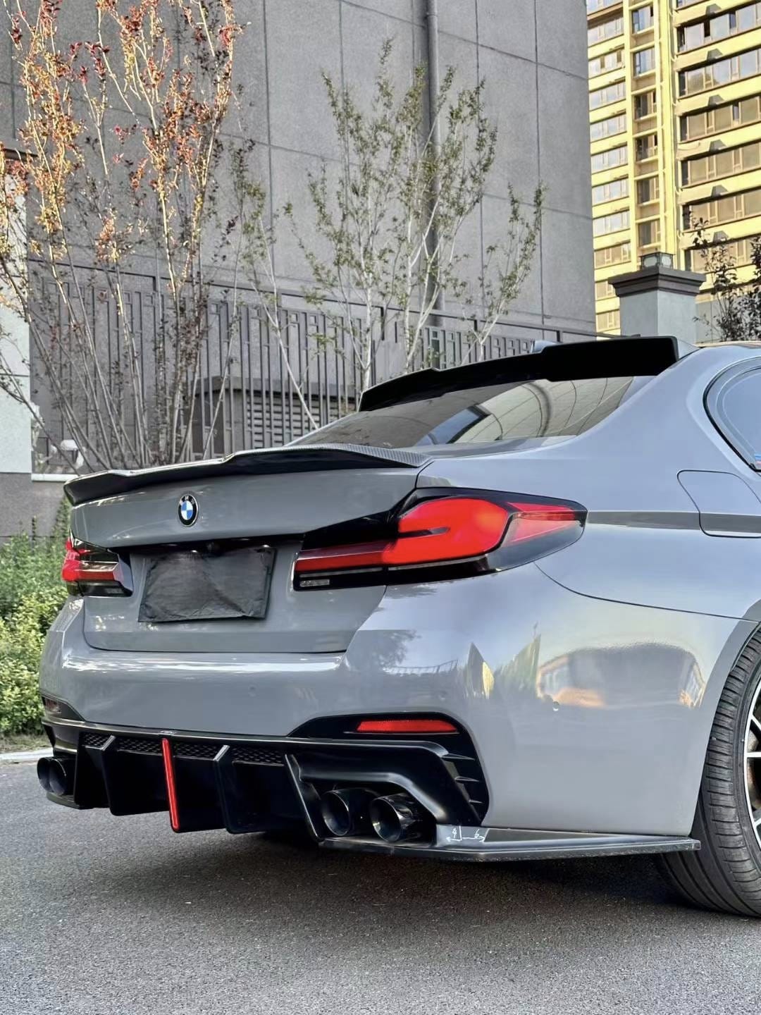 BMW 5 Serisi G30 LED animasyonlu arka difüzör görünümü