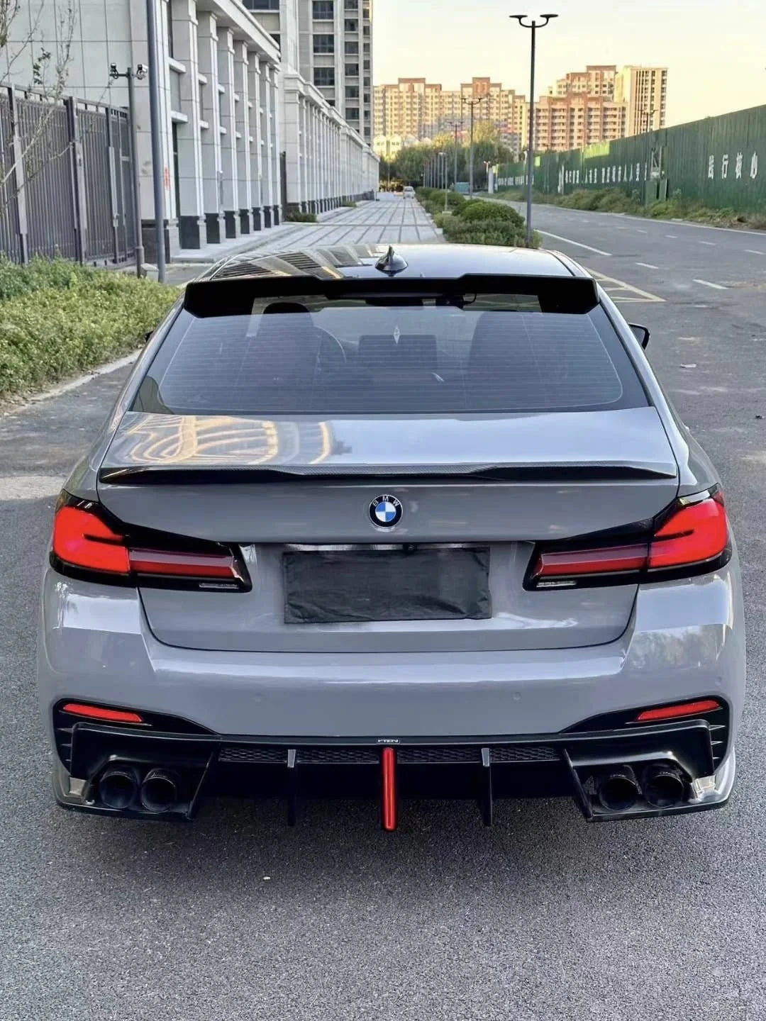 BMW G30 F1 Style LED reflektörlü arka difüzör uygulaması