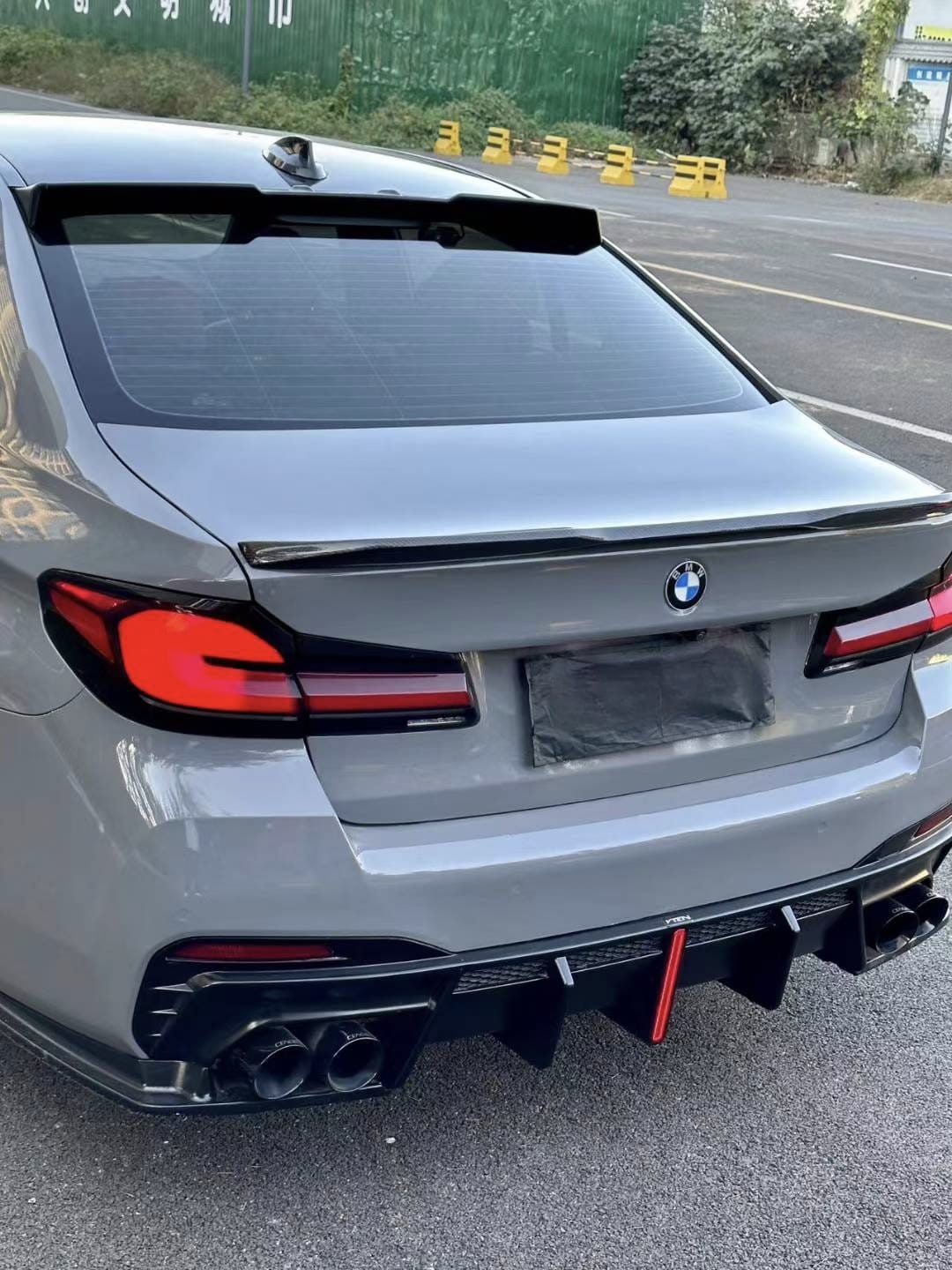 BMW G30 VTEN F1 LED parlak siyah 3 parçalı arka difüzör