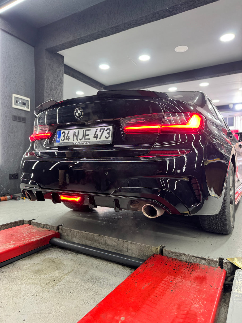 BMW G20 2018-2022 LED Aydınlatmalı Parlak Siyah Arka Difüzör