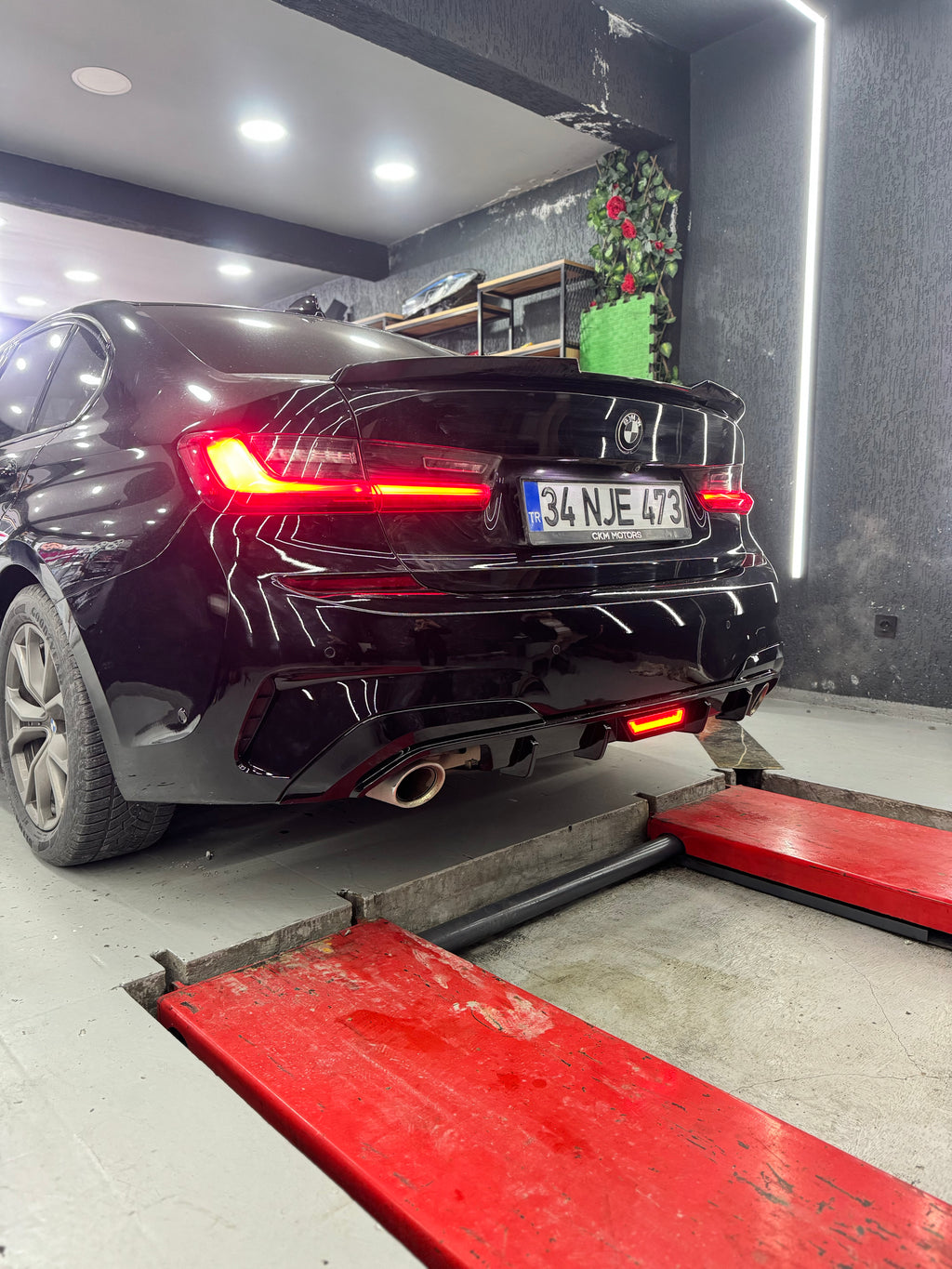 BMW G20 2018-2022 LED Aydınlatmalı Parlak Siyah Arka Difüzör