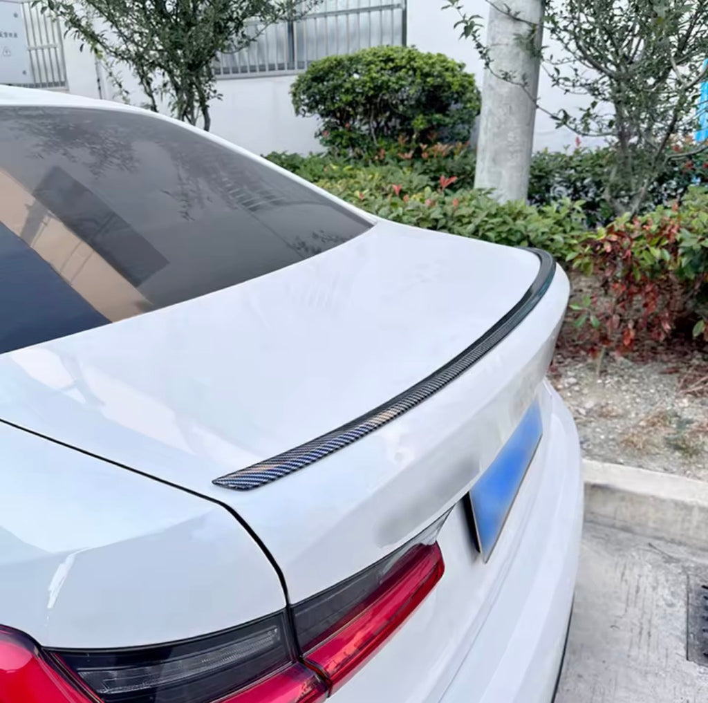 BMW G20 M Sport karbon görünümlü ince tip bagaj spoyleri detay görünümü