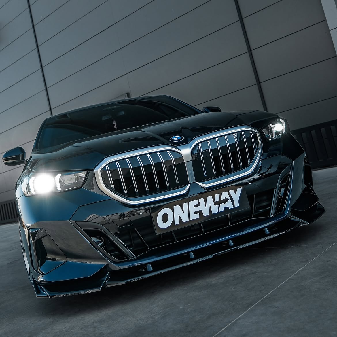BMW G60 i5 M Sport 6 parça Body Kit yan görünüm