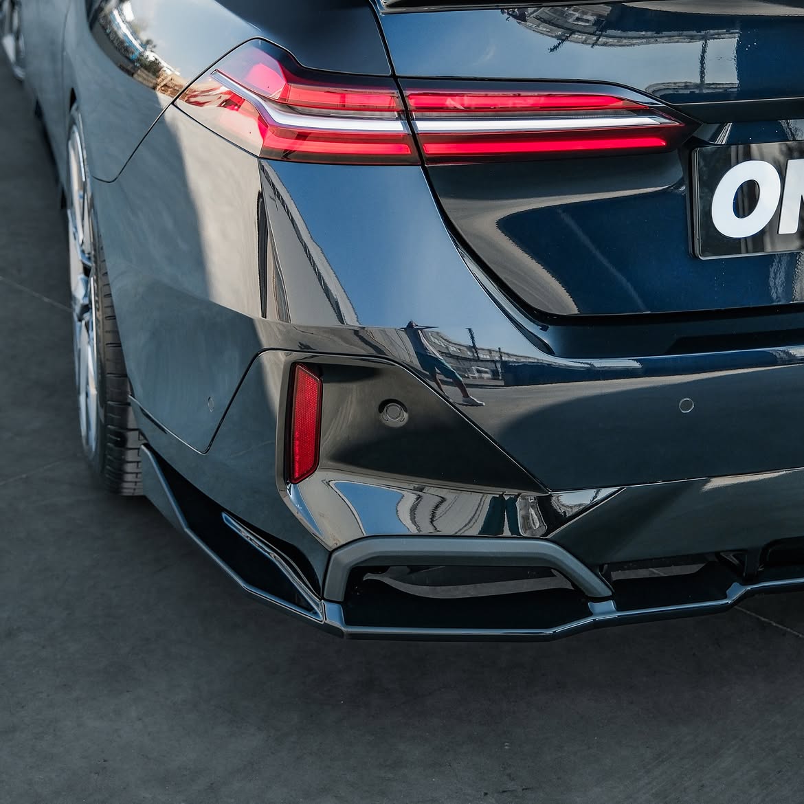 BMW i5 2023+ parlak siyah M Sport Body Kit