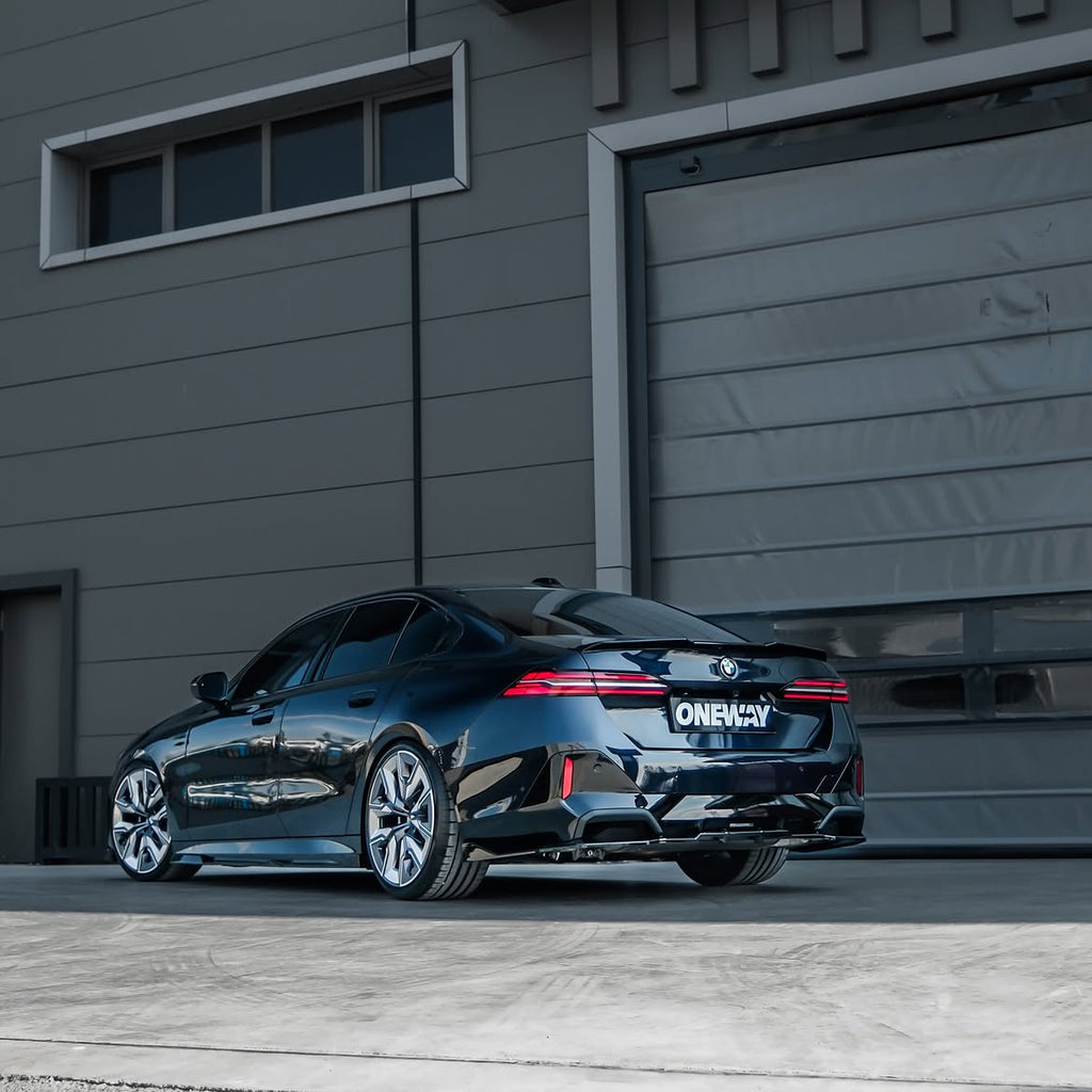 BMW G60 i5 2023+ Body Kit ön ve yan görünüm