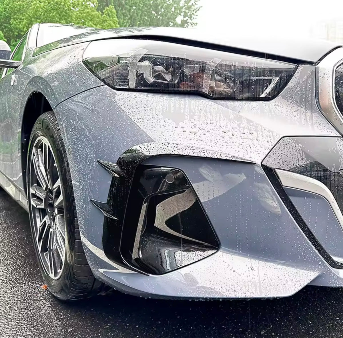 BMW G60 ve i5 2024+ parlak siyah ön tampon bıçakları - ürün görseli 4