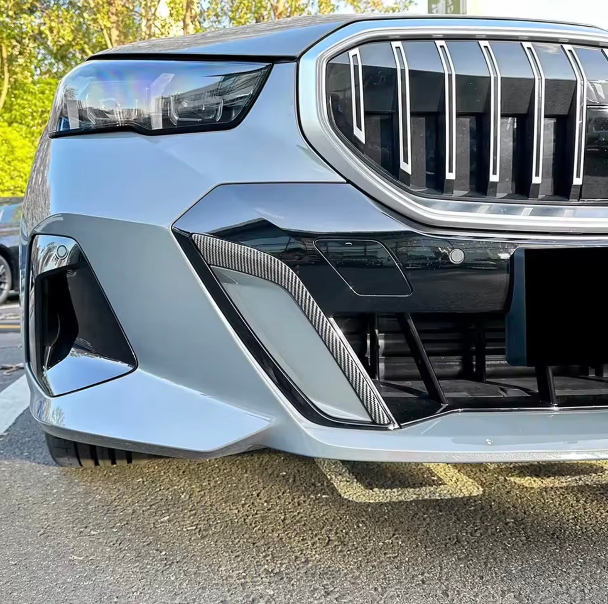 BMW G60 ve i5 2024+ karbon görünümlü ön tampon bıçakları - ürün görseli 3