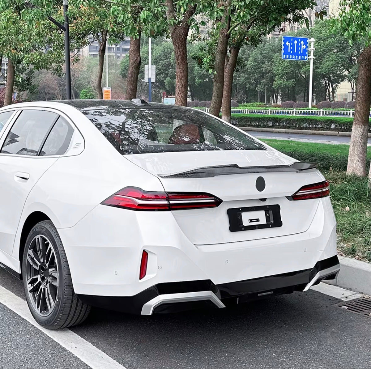 BMW G60 ve i5 2024+ PSM Style karbon görünümlü bagaj spoyleri - ürün görseli 4