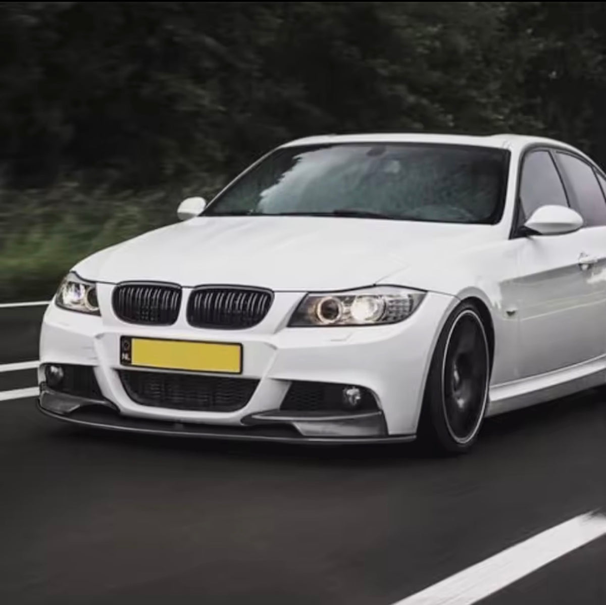 BMW E90 LCI M Performance ön tampon eki beyaz araç yol uygulaması