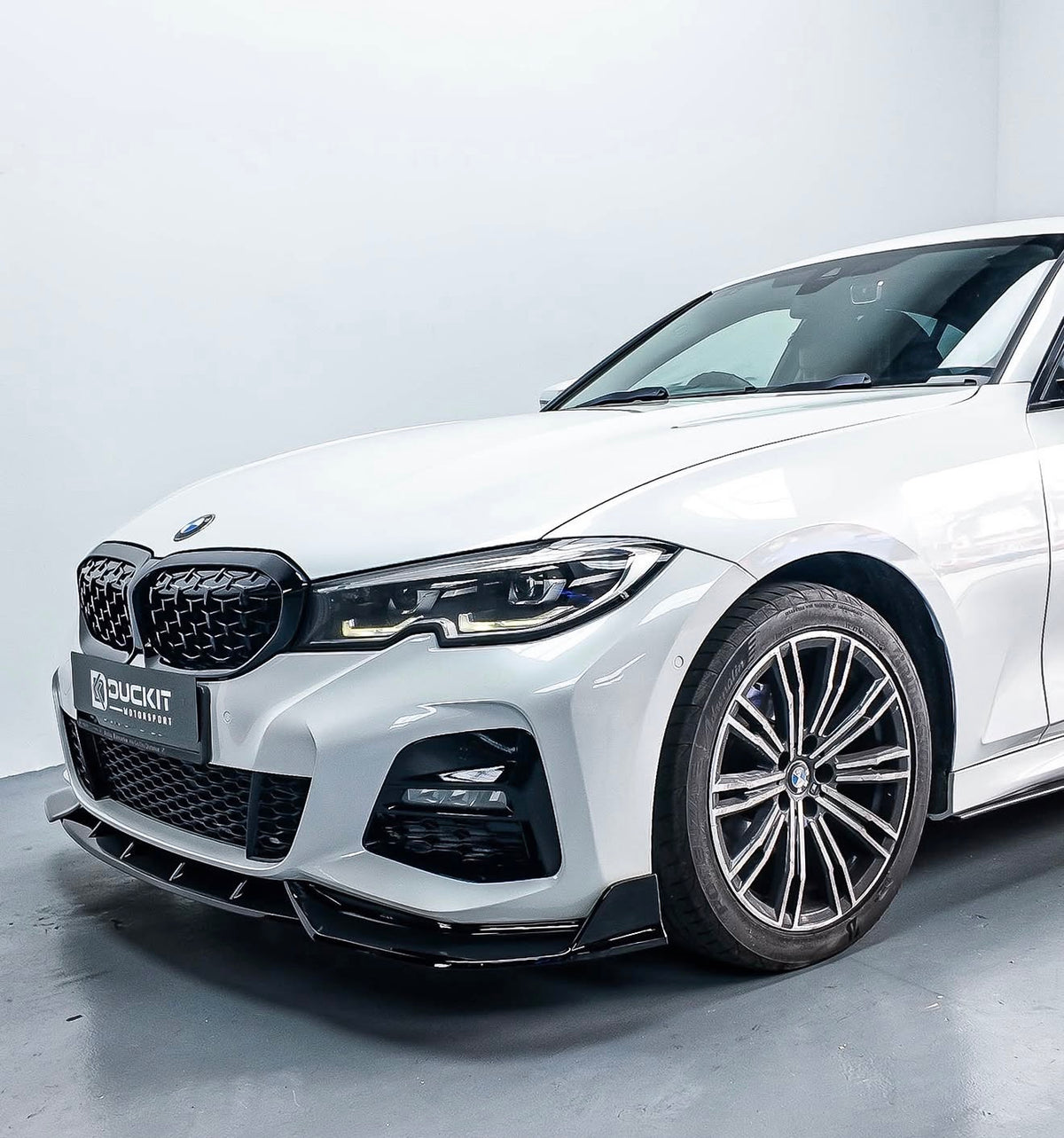 BMW G20 makyajsız kasa M340i Style panjur ve parlak siyah ön tampon eki yandan montaj görünümü